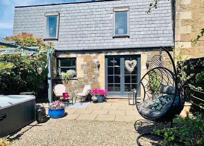 The Old Dairy - Romantic Country Apartment With Hot Tub & Log Burner