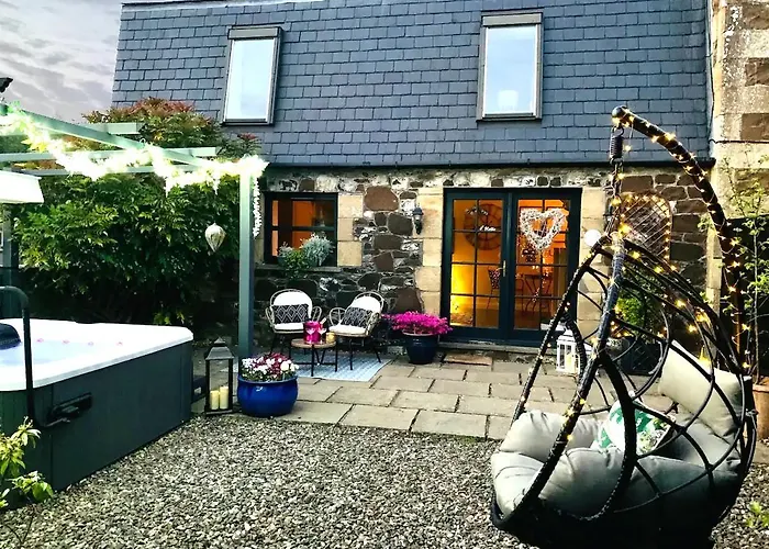 The Old Dairy - Romantic Country Apartment With Hot Tub & Log Burner