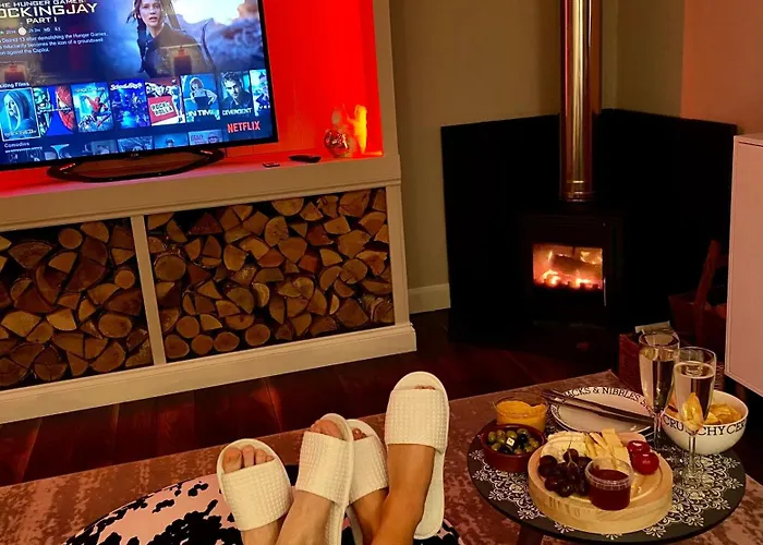 The Old Dairy - Romantic Country Apartment With Hot Tub & Log Burner