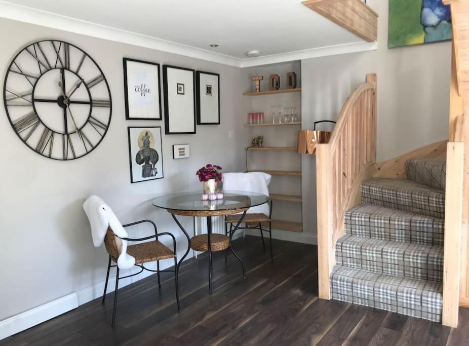The Old Dairy - Romantic Country With Hot Tub & Log Burner *